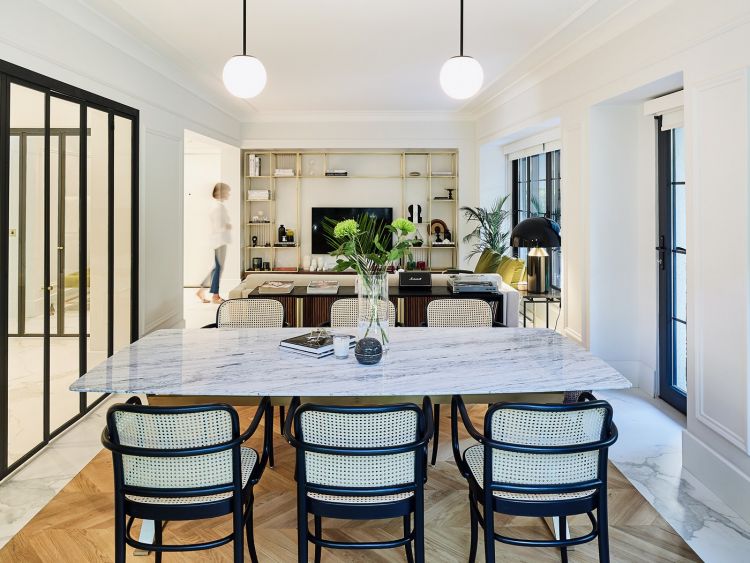 Dining room with 811 Hoffmann chair in luxurious house