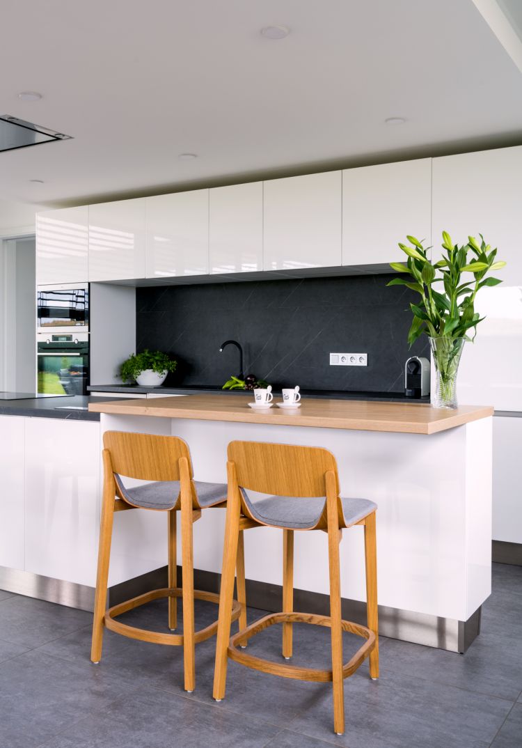 Clean and modern kitchen decor with natural furniture elements
