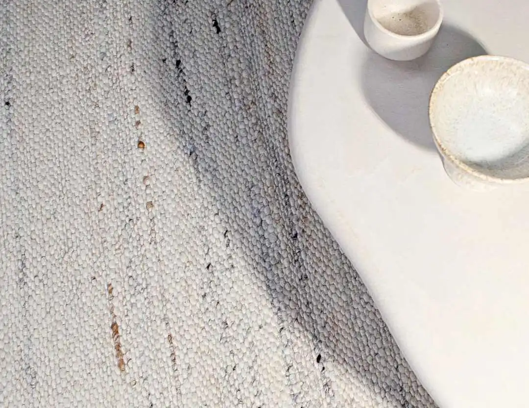Frida Wool Rug in Latte beige marle with a beige coffee table