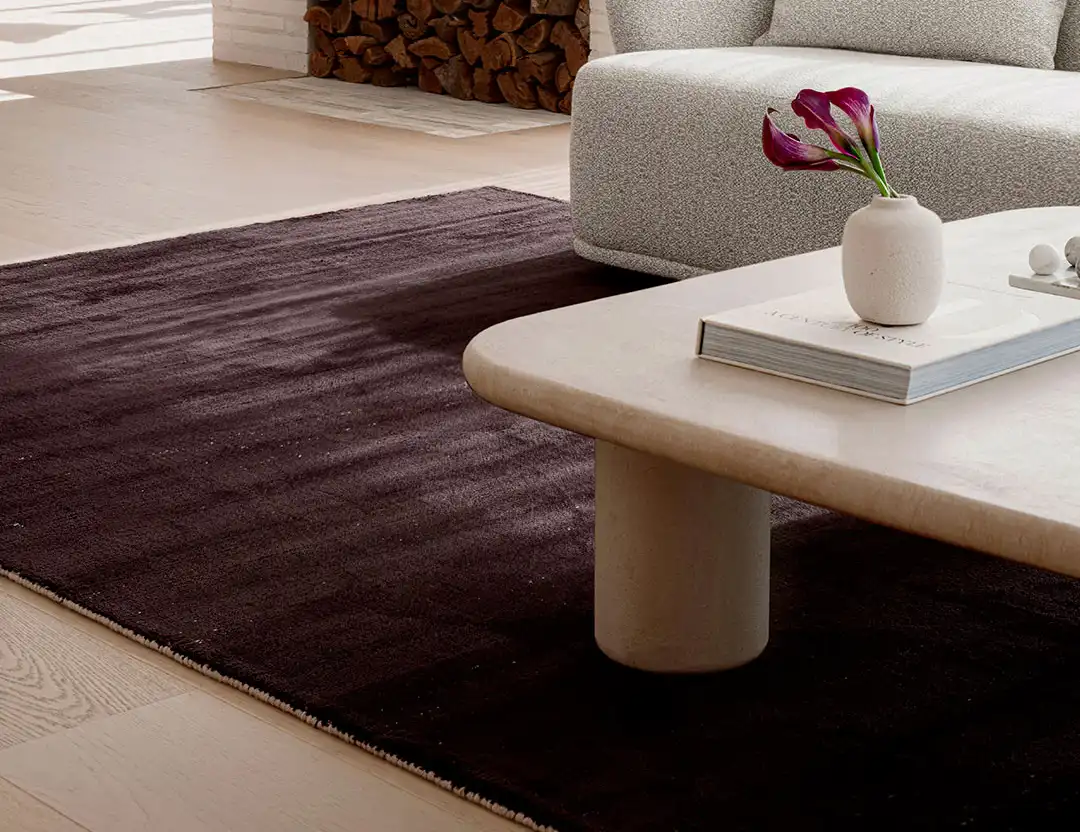 Colorado UV-resistant Rug Souffle brown with white marle, grey sofa and oak table with orchids