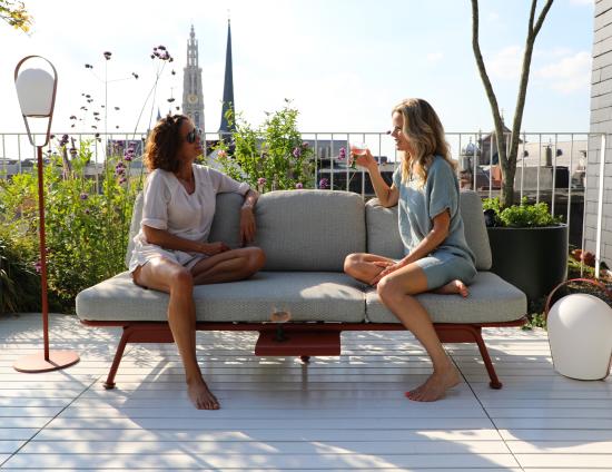 Arla Outdoor Sofa_0010_sunset_amb_29