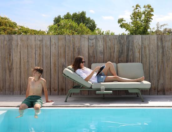 Arla Outdoor Sofa_0013_sunset_am_4