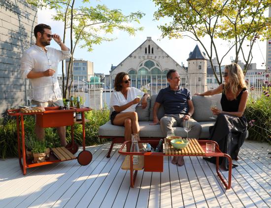 Arla Outdoor Sofa_0016_sunset_amb_40