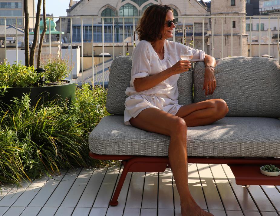 Arla Outdoor Sofa_0018_sunset_amb_31