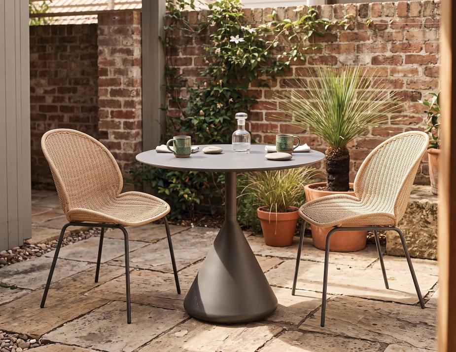Table And Chairs Summy Courtyard