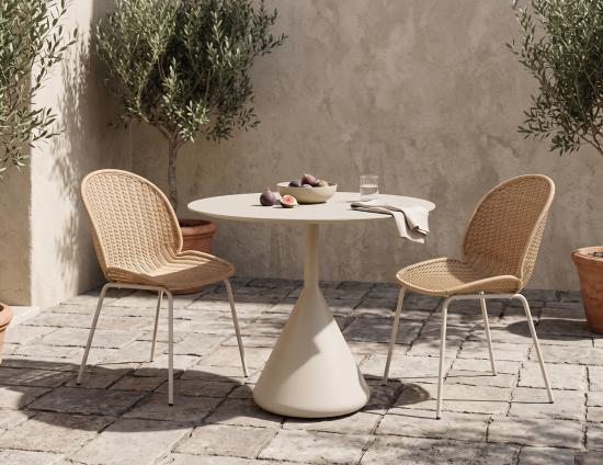 Round Courtyard Dining Table